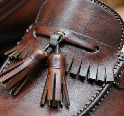 Kiltie tassel loafer shoe detail